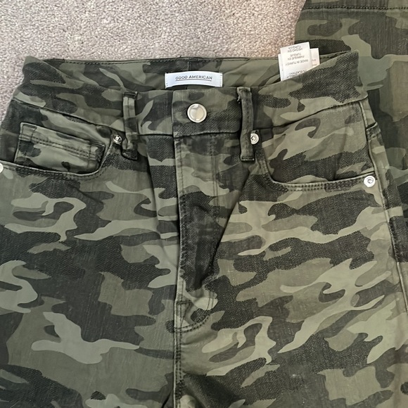 Like NEW 2 Pair of Good American Jeans - Picture 11 of 14